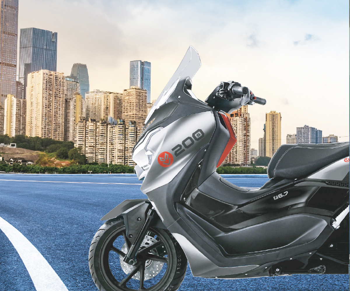 Motorino elettrico, su strada asfaltata, con sfondo città al tramonto